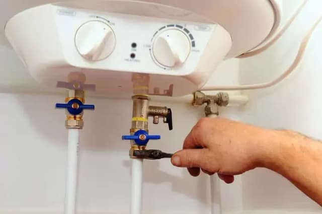 Jak zamontować zawór bezpieczeństwa przy bojlerze - uniknij problemów z instalacją Jak zamontować zawór bezpieczeństwa przy bojlerze - uniknij problemów z instalacją